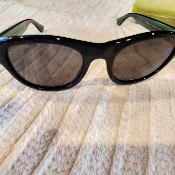 Gucci Black and Green Men's Sunglasses - Picture 2 of 10